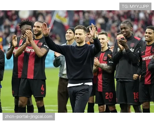 终场哨响，勒沃库森主帅阿隆索被球员高高抛起庆祝夺冠